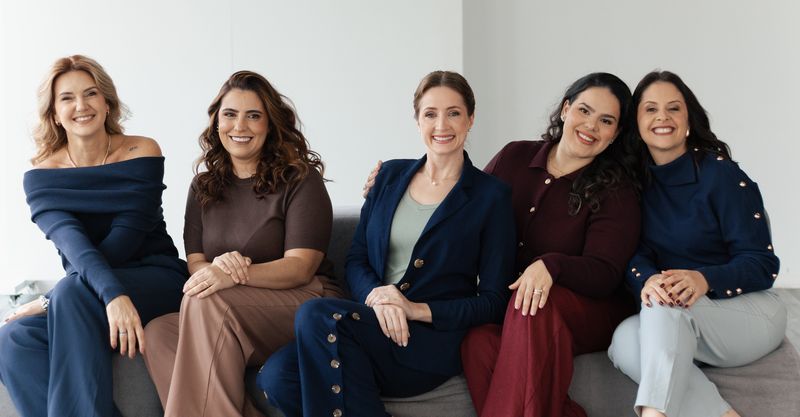 As cinco integrantes da Liga Aleitamento Brasil sentadas lado a lado, sorrindo